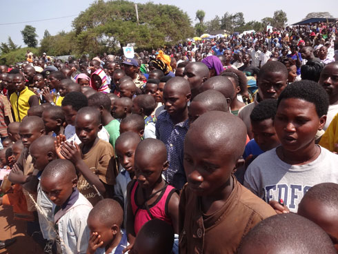 Igitaramo cyitabiriwe n'abantu benshi barimo abari baje kurema isoko.