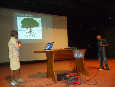 Aba bana barerekana imishinga bakoze bifashishije Power Point.