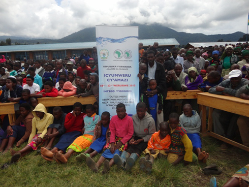 Aba bana nabo bari mubagiye kwishimira ibyiza by'amazi bahawe.