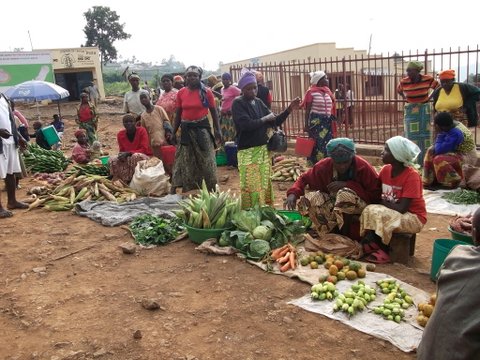 Imboba n'imbuto bisanzwe bicururizwa mu muhanda.