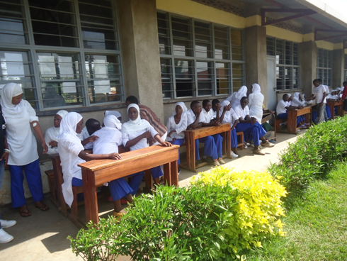 Abanyeshuri batonze umurongo bagiye kwipimisha virusi itera SIDA.