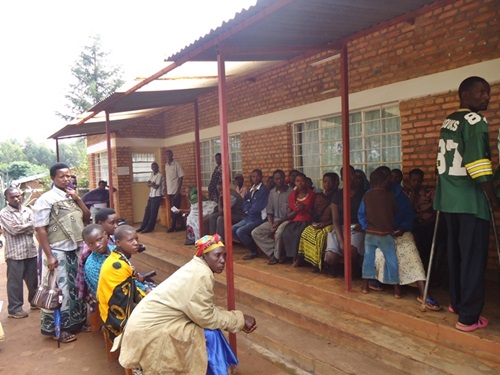 Aba ni bamwe mu bari bategereje kwakirwa n'abaganga.