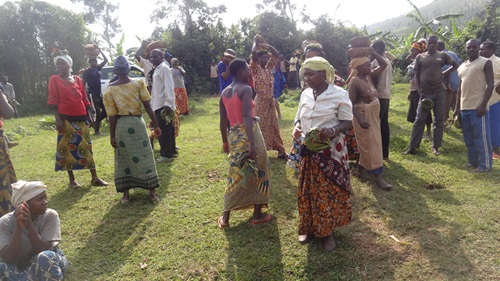 Aba ni bamwe mu baturage bitabiriye umuganda.