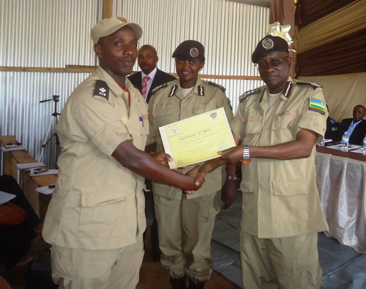 Ababaye indashyikirwa muri aya mahugurwa bashimiwe mu ruhame.