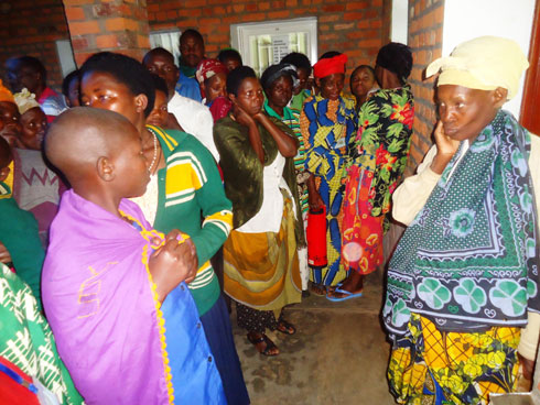 Ababyeyi bamubwiraga ko yasebeje abagore anabasaba imbabazi. (Foto:L.Nshimiyimana)