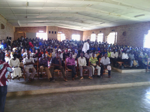 Ababyeyi batunzwe agatoki mu gutuma abana bava mu ishuri.