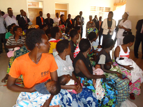 Ababyeyi baje gukingiza abana ku ikigo nderabuzima cya Ngeruka. 