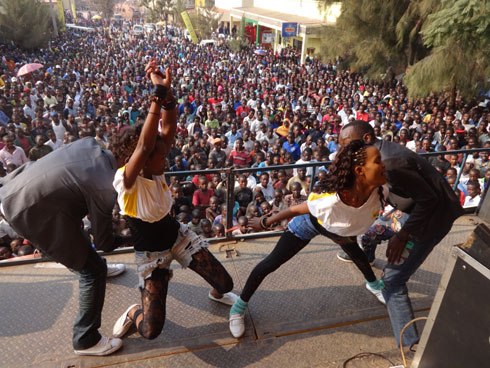 Ababyinnyi babigize umwuga nabo bakanyujijeho.