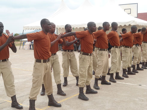 Abacungagereza hagati yabo berekanye uko bafata imfungwa cyangwa umugororwa.