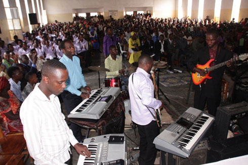 Abacuranzi ba Bahati Alphonse ndetse n'abari bitabiriye igitaramo.