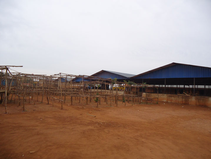 Abacururiza muri iki gice kitubakiye cy'isoko rya Kabarondo na bo iyo imvura iguye ngo baranyagirwa.