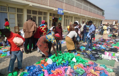 Abacuruzi bo mu isoko rya Ruhango baremeza ko bazinjiza cyane muri 2014, ariko bagasaba ko imisoro yagabanywa.