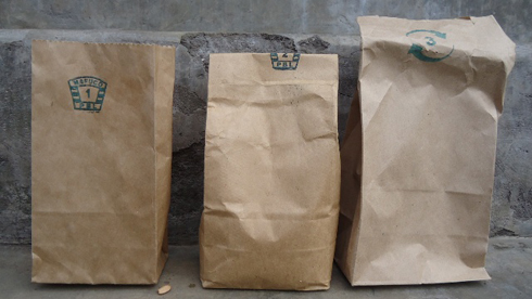 Abacuruzi barasabwa gukoresha ambaraje zikoze mu bintu bibora.