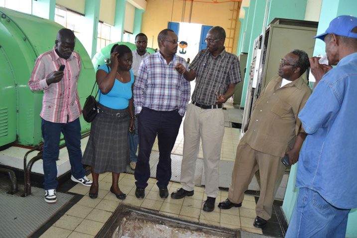 Abadepite basobanurirwa n'umukozi wa EWSA uko urugomero rwa Ntaruka rukora.