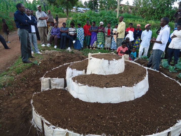 Abadepite basuye abaturage babereka uburyo bahinga imboga ahantu hato ku karima k