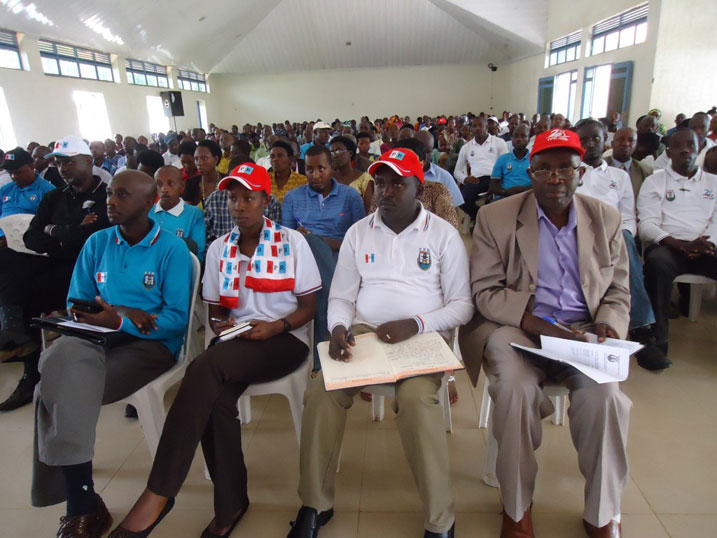 Abadepite bitabiriye kongere ya FPR Inkotanyi (babiri ibumoso) bari kumwe na chairman berekwa ibyagezweho.