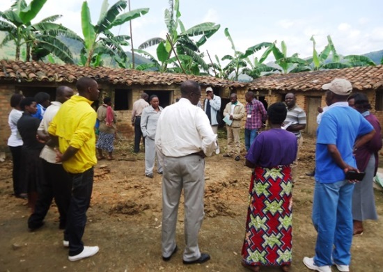 Abadepite n'abaveterineri basuye umworozi witwa Genevieve. (Foto: Nshimiyimana)