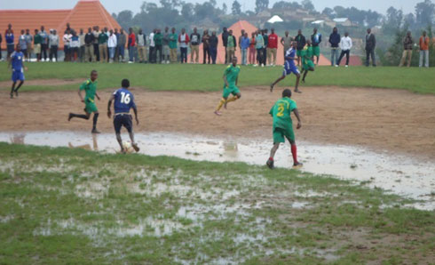 Abafana aho gufana ikipe yabo usanga bisekera abagwa mu kiziba.