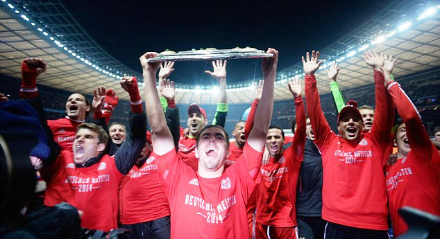 Abafana ba Bayern Munich bishimiye cyane igikombe ikipe yabo itwaye hakibura imikino myinshi ya shampiyona.