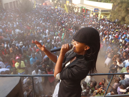 Abafana ba Knowless babyinnye umukungugu urirenga.