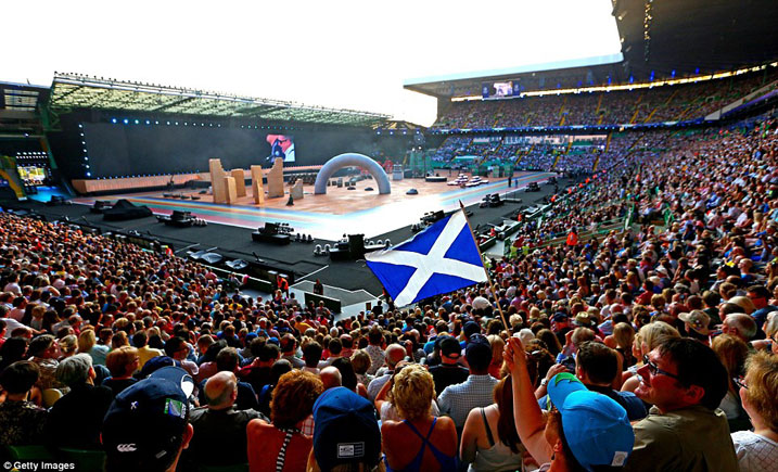 Abafana bari benshi kuri Celtic Park baje kwihera ijisho ibirori byo gutangiza ku mugaragaro ayo marushanwa.