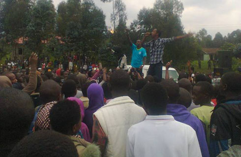 Abafana be baramwishimiye bamanika amaboko hejuru.