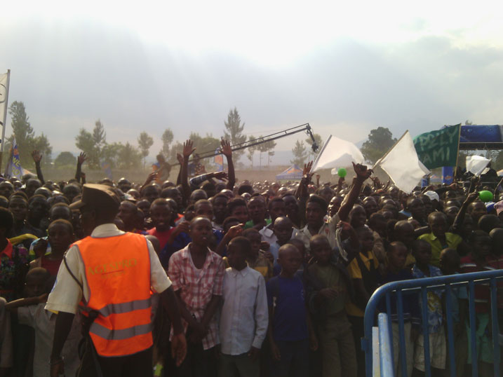 Abafana bishimiye abahanzi barabyina ivumbi riratumuka.