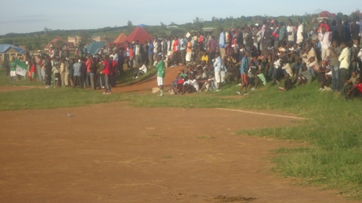 Abafana bari benshi ku kibuga.