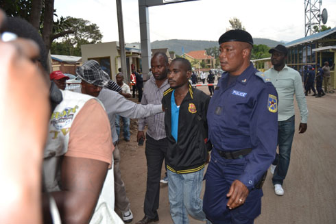 Abafashwe bamaze gushyikirizwa igipolisi cya Congo.