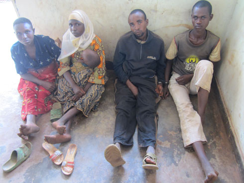 Abafashwe nyuma y'uko uwamurashe we yahunze.