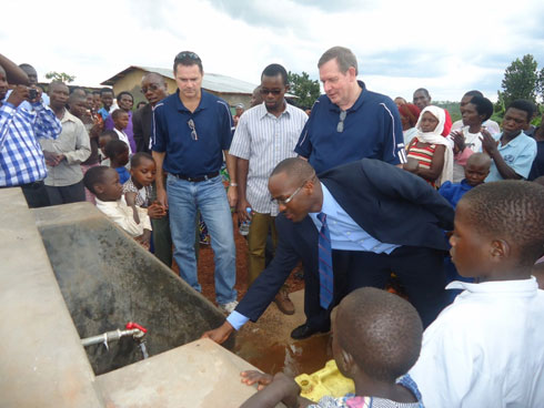 Abafatanyabikorwa bo muri Amerika hamwe na Bikomeye bataha amazi ku mugaragaro.