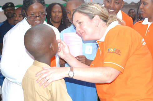 Abafatanyabikorwa mu by'ubuzima nabo bageze ikirenge mu cya Minisitiri w'ubuzima batanga inkingo ku bana.