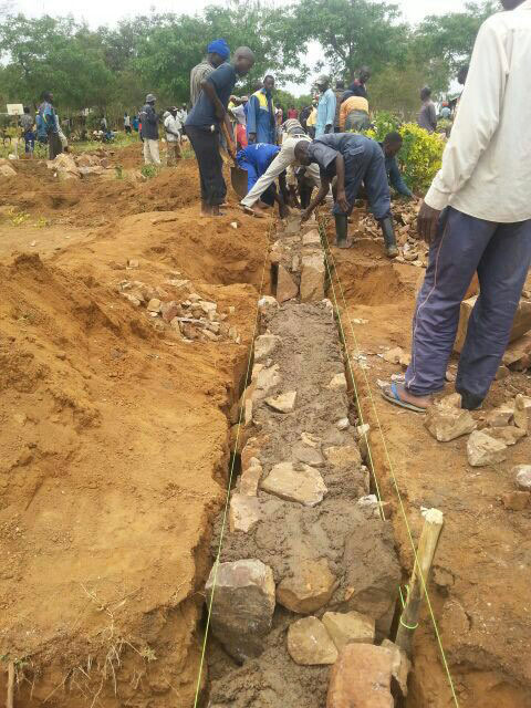 Abafundi batangiye gukora umusingi.