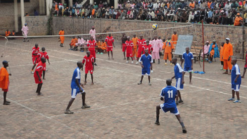 Abafungiye ibyaha bya Jenoside yakorewe Abatutsi mu Rwanda yabasuye barimo bikinira Volleyball hirya yabo hari abafana.