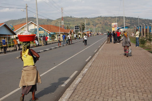 Abagabo bari bafite ubwoba bwo kwambuka batinya ko bahohoterwa.