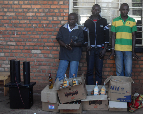 Abagabo bafatanywe inzoga za likeri bazibye.