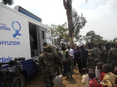 Abaganga bavuye i Kanombe baje kuvura abana bo mu murenge wa Nyamiyaga