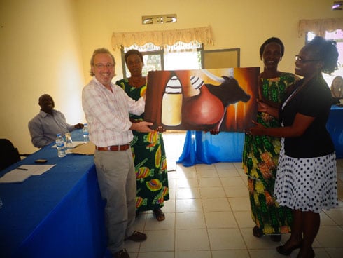 Abagenerwabikorwa ba MSAADA nabo bayigeneye impano yo kubashimira yakiriwe na David Zackheim.