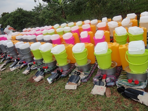 Abagenerwabikorwa ba FXB bahawe ibikoresho byo mu buhinzi n'iby'isuku ngo bazahure imibereho yabo.