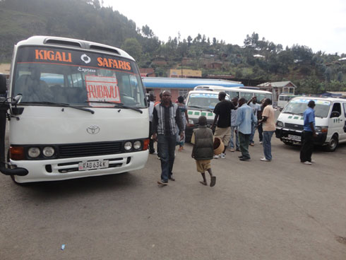 Abagenzi bavugaga ko bamaze igihe kirenga isaha bicaye mu modoka bategereje guhaguruka.