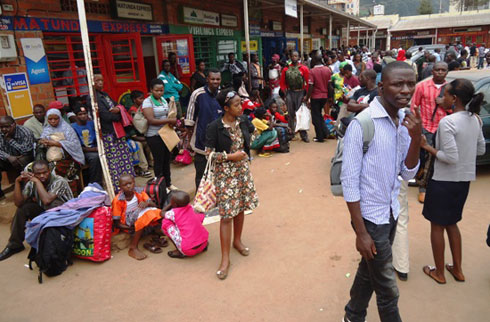 Bamwe mu bakora mu mujyi wa Kigali bafite imiryango yabo mu cyaro babuze imodoka zibajyana kwizihizanya ubunani n