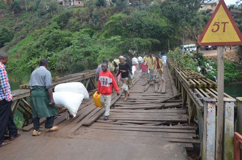 Abagenzi n'imizigo yabo bari kunyura ku ruhande.