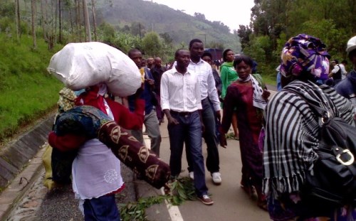 Abagenzi b'imodoka za express basimburana imodoka babanje kugenda n'amaguru.