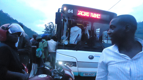 Imodoka za KBS zituruka i Musanze zuzuye abategeye mu nzira bakabura aho bicara.