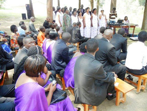 Korali Abagenzi irimo kwibuka abanyamuryango bayo.