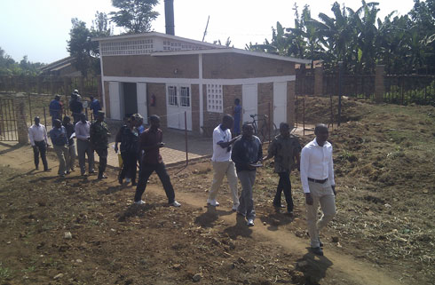 Abagenzura uko imihigo yashyizwe mu bikorwa baramanuka kureba ko ibyanditswe muri raporo byanakozwe koko.