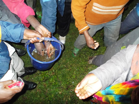 Abageze aho izo nka zari ziri banywesheje intoki amazi yanduye badashye mu mugezi utemba mu rwego rwo kwirinda ingaruka zishobora kubageraho.