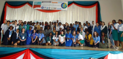 Abagide bafata ifoto y'urwibutso.