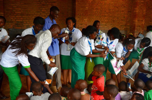 Abagide Bahaye abana inkongoro y'amata.