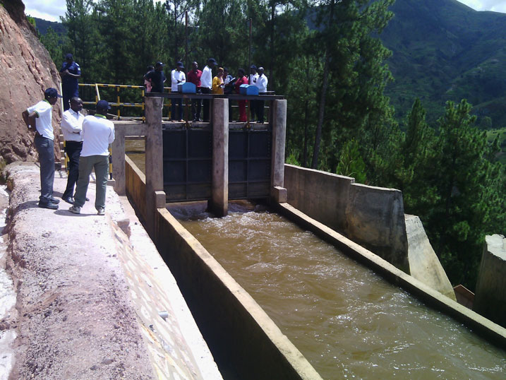 Abagize PAC berekwa uko amazi ayoborwa mu mpombo ziyageza mu mashini bigatanga amashanyarazi.